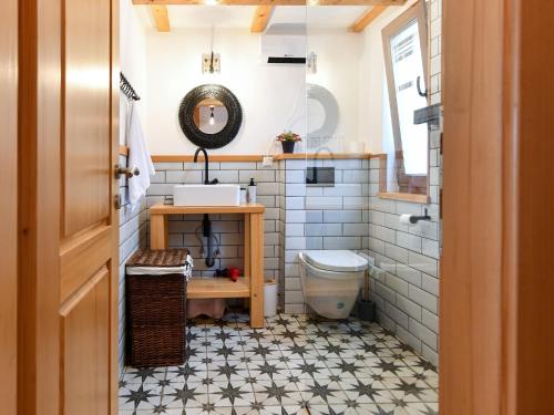 un bagno con lavandino e WC di Plivanje u zalazak sunca - Three Bedroom House a Duga Resa