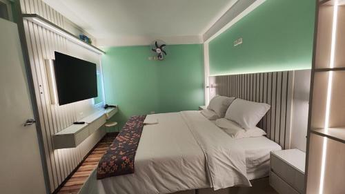 a bedroom with a bed and a flat screen tv at Mamre Guest House Tacna - Hospedaje in Tacna