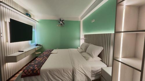 a bedroom with a bed and a flat screen tv at Mamre Guest House Tacna - Hospedaje in Tacna
