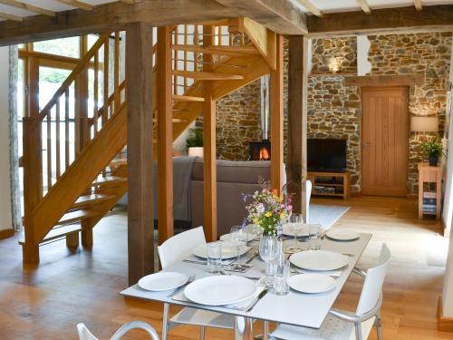 a dining room with a white table and white chairs at The Horse Gin - Uk11024 in East Worlington