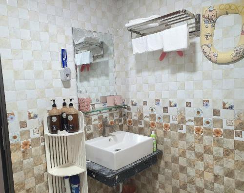 a bathroom with a sink and a mirror at Papa's Garden - Homestay Hà Giang in Làng Me
