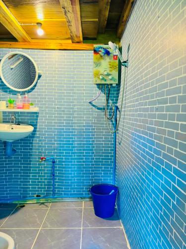 a blue tiled bathroom with a sink and a mirror at รักเขาอินทนนท์โฮมสเตย์ Doi inthanon Homestay in Ban Yang Di Pha Mop