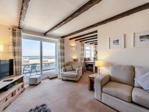 TV a/nebo společenská místnost v ubytování Quay Cottage