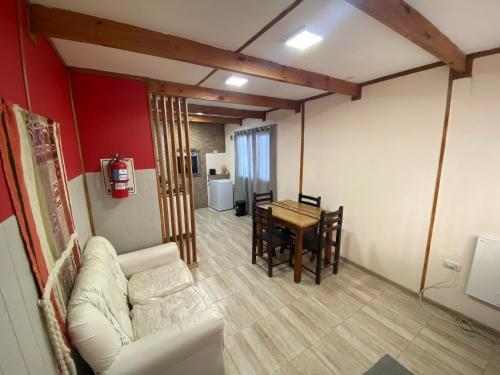 un salon avec un canapé et une table dans l'établissement Samsara, à El Chalten