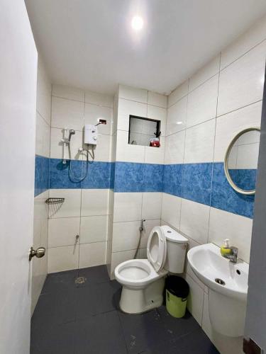 a bathroom with a toilet and a sink at Hidden Garden Pensione in El Nido
