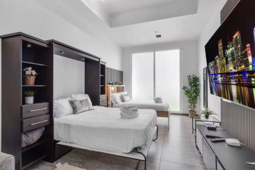 Televisyen dan/atau pusat hiburan di Cozy Studio in Brickell free parking