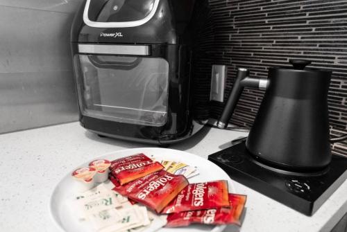 Dapur atau dapur kecil di Cozy Studio in Brickell free parking