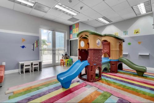 Kelab kanak-kanak di Cozy Studio in Brickell free parking