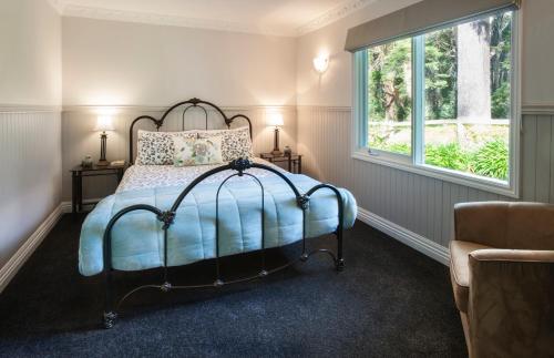 sypialnia z łóżkiem i oknem w obiekcie Clarendon Cottages w mieście Sassafras