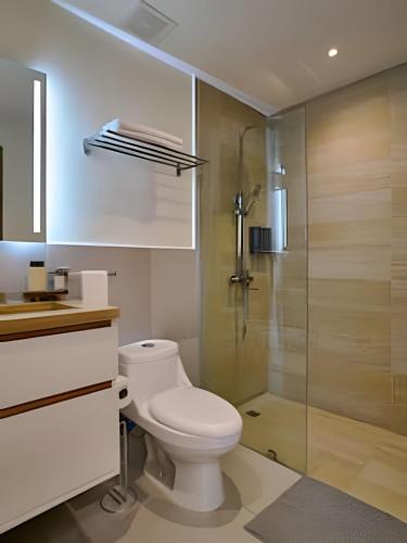 Ein Badezimmer in der Unterkunft Costal View Apt. Walkable To Beach & Restaurants