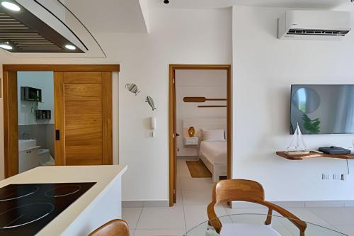 Un televizor și/sau centru de divertisment la Feel Caribbean Breeze 1bdrm Apt.2min walking beach
