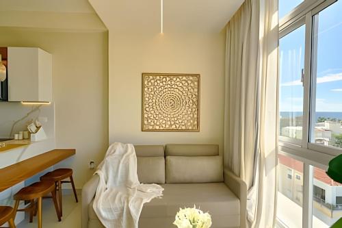 Ein Sitzbereich in der Unterkunft Costal View Apt. Walkable To Beach & Restaurants