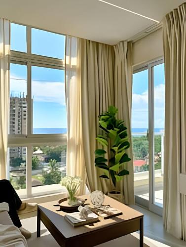 Ein Balkon oder eine Terrasse in der Unterkunft Costal View Apt. Walkable To Beach & Restaurants