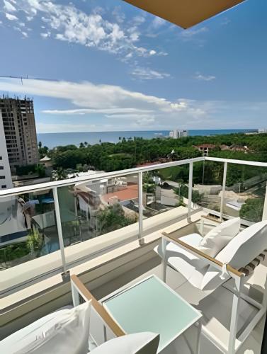 Ein Balkon oder eine Terrasse in der Unterkunft Costal View Apt. Walkable To Beach & Restaurants