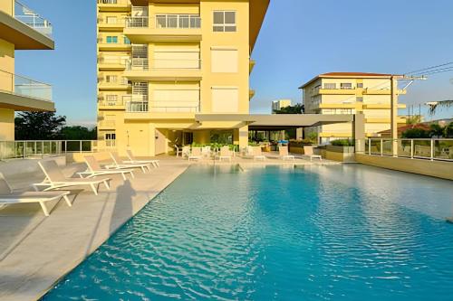 Der Swimmingpool an oder in der Nähe von Costal View Apt. Walkable To Beach & Restaurants