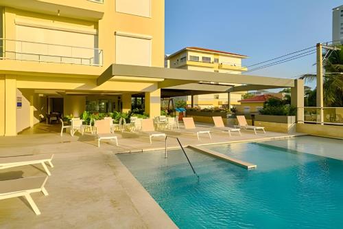 Der Swimmingpool an oder in der Nähe von Costal View Apt. Walkable To Beach & Restaurants