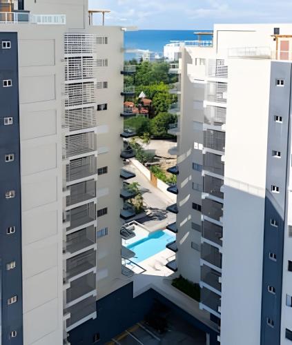 Der Swimmingpool an oder in der Nähe von Costal View Apt. Walkable To Beach & Restaurants