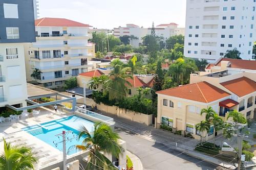 Der Swimmingpool an oder in der Nähe von Costal View Apt. Walkable To Beach & Restaurants