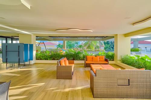 Ein Sitzbereich in der Unterkunft Costal View Apt. Walkable To Beach & Restaurants