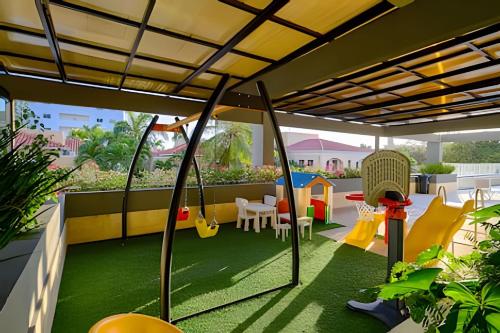 Ein Garten an der Unterkunft Costal View Apt. Walkable To Beach & Restaurants