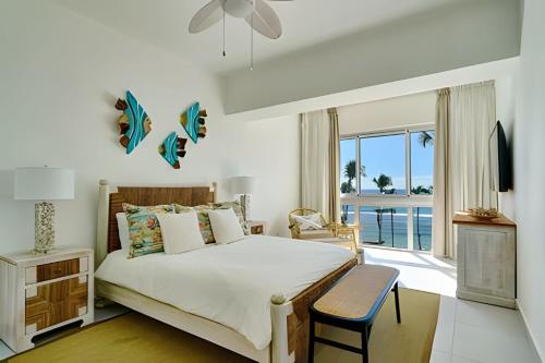 Ένα ή περισσότερα κρεβάτια σε δωμάτιο στο Caribbean Life Paradise,1BDRM & BBQ Beachfront Apt