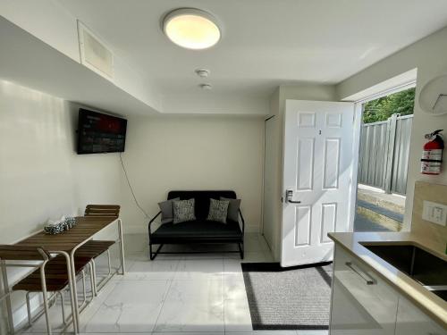 Kuchyň nebo kuchyňský kout v ubytování Budget friendly 2-Bed 1-Bath Suite