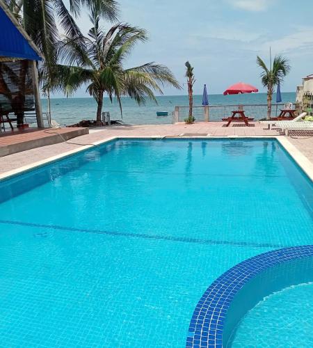 a large blue swimming pool next to the ocean at MUINE MOMO Homestay in Ấp Khánh Phước (1)