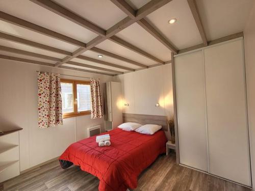 Ένα ή περισσότερα κρεβάτια σε δωμάτιο στο Chalet PMR avec Terrasse - 4 Pers, 2 Chambres - API-1-52-596