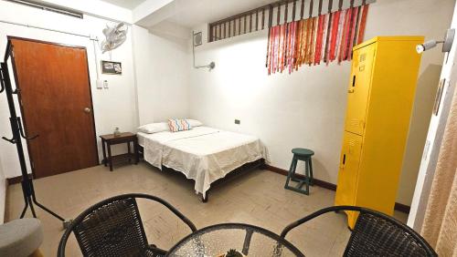 a small room with a bed and chairs in it at JATIVI Guest in Pucallpa