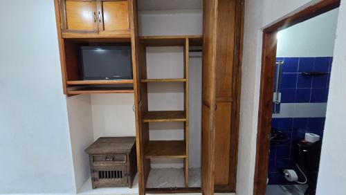 a book shelf in a room with a tv at Finca El Encanto in Melgar