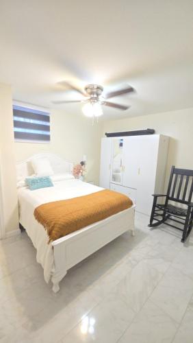 Ένα ή περισσότερα κρεβάτια σε δωμάτιο στο Staten Island Cozy Private 1-br Basement Apt close to NYC Family & Pet Friendly