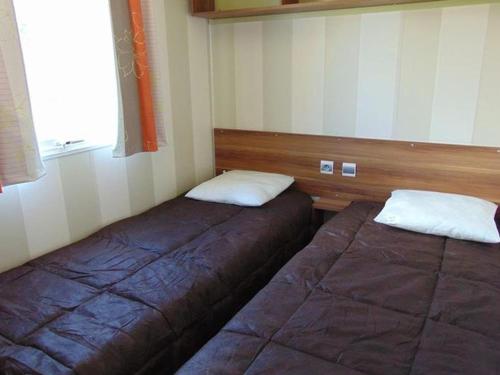 Ένα ή περισσότερα κρεβάτια σε δωμάτιο στο Mobil home confortable 8 personnes avec terrasse - API-1-52-684