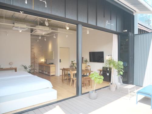TV a/nebo společenská místnost v ubytování Upflo Hostel