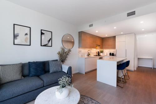 Η κουζίνα ή μικρή κουζίνα στο Highrise Condo with AC, Balcony and City Views near SkyTrain for 4