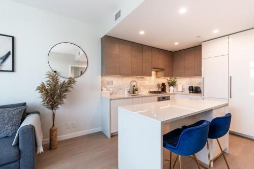 Η κουζίνα ή μικρή κουζίνα στο Highrise Condo with AC, Balcony and City Views near SkyTrain for 4
