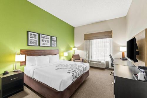 Ένα ή περισσότερα κρεβάτια σε δωμάτιο στο Sleep Inn & Suites