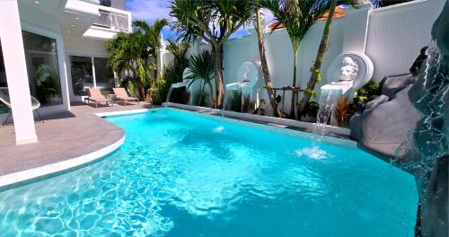 einen Pool mit Brunnen in einem Haus in der Unterkunft LUMALAND Luxury Pool Villa Pattaya Walking Street 8 Bedrooms in Pattaya South
