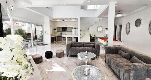 ein Wohnzimmer mit zwei Sofas und einem Tisch in der Unterkunft LUMALAND Luxury Pool Villa Pattaya Walking Street 8 Bedrooms in Pattaya South