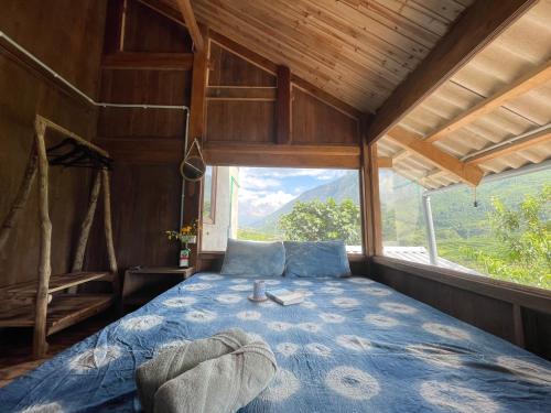 ein Bett in einem Zimmer mit einem großen Fenster in der Unterkunft The Zen Garden Sapa in Sa Pa