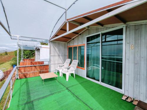 Balkón nebo terasa v ubytování ชูชัยฟาร์มสเตย์ ม่อนแจ่ม