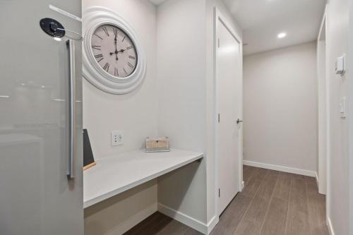 Ένα μπάνιο στο Modern Condo with King Bed, Balcony and Parking near SkyTrain for 4