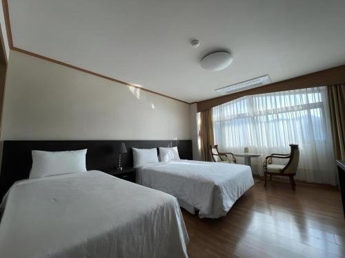 Кровать или кровати в номере Danyang tourist hotel Edelweiss
