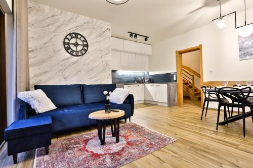 Χώρος καθιστικού στο Maciejowe Wzgórze Domek z dwoma niezależnymi apartamentami ze SPA - Sauna, Jacuzzi, Tężnia, Izba Solna i Solankowa, Balia na wyłączność z hydromasażami