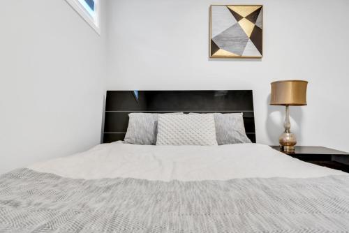 Voodi või voodid majutusasutuse Private, Stylish and Peaceful 2BR Guest Suite toas