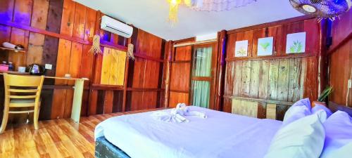 Postel nebo postele na pokoji v ubytování Koh Rong Beach Hostel and Bungalows
