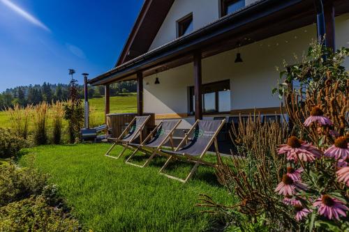 Κήπος έξω από το Maciejowe Wzgórze Domek z dwoma niezależnymi apartamentami ze SPA - Sauna, Jacuzzi, Tężnia, Izba Solna i Solankowa, Balia na wyłączność z hydromasażami