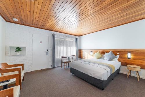 Postel nebo postele na pokoji v ubytování Port Campbell Motor Inn