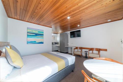 Postel nebo postele na pokoji v ubytování Port Campbell Motor Inn