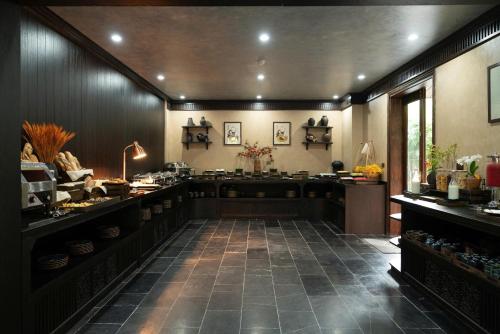 een grote kamer met een keuken met een aanrecht bij Bliss Tam Coc Resort Ninh Binh in Vũ Lâm