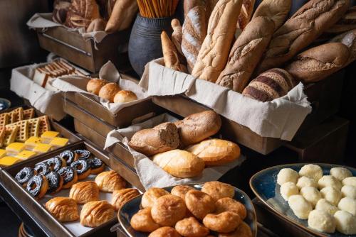 een weergave van verschillende soorten brood en gebak bij Bliss Tam Coc Resort Ninh Binh in Vũ Lâm